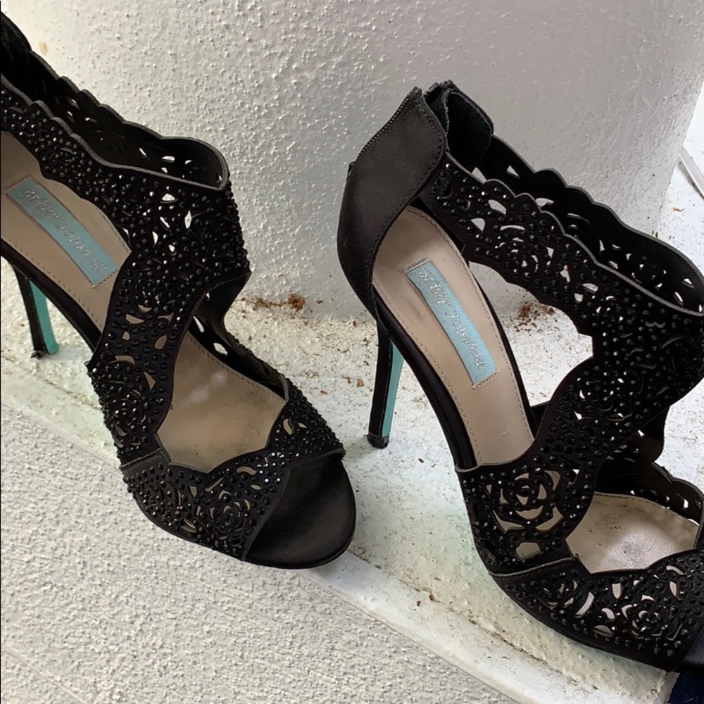 Betsey Johnson black open toe pumps